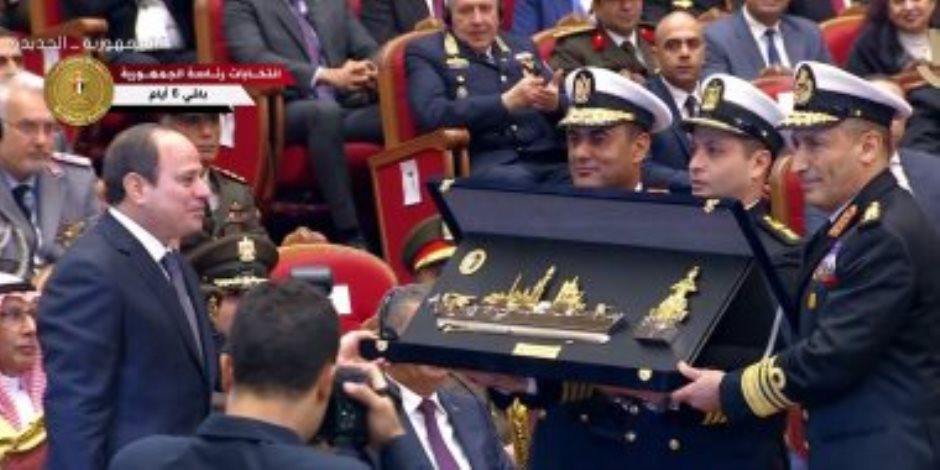 قائد القوات البحرية يقدم "درع الفرقاطة المصرية الجديدة" للرئيس السيسى