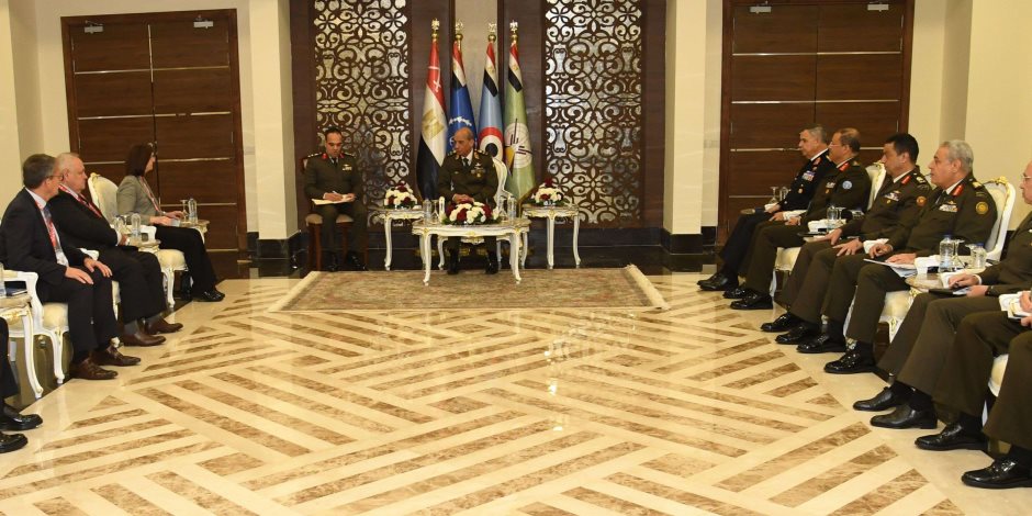 وزير الدفاع ورئيس الأركان يعقدان لقاءات ثنائية مع قادة الوفود العسكرية بإيديكس