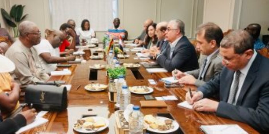 رئيس اقتصادية قناة السويس يستقبل وفد هيئة موانئ غانا لبحث فرص التعاون