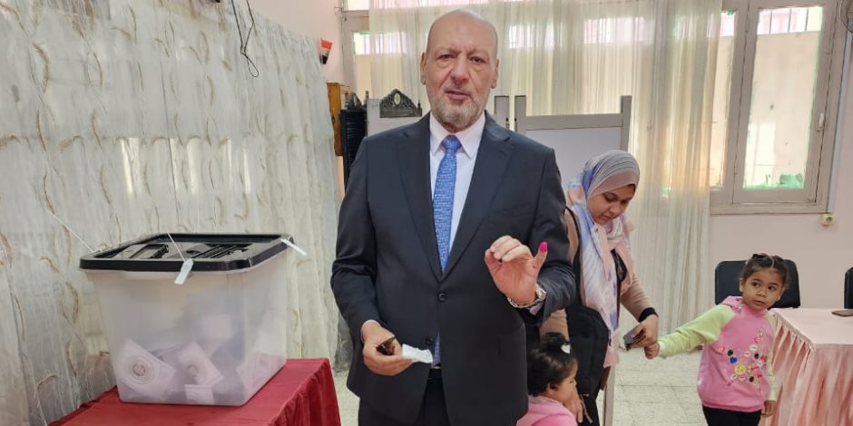 رئيس حزب المصريين يدلي بصوته في الانتخابات الرئاسية.. ويؤكد: أعطي صوتى للـ"سيسي" لاستكمال مسيرة الإنجازات التي شهدناها في عهده رئيس حزب المصريين يدلي بصوته في الانتخابات الرئاسية.. ويؤكد: أعطي صوتى للـ"سيسي" لاستكمال مسيرة الإنجازات التي شهدناها في عهده