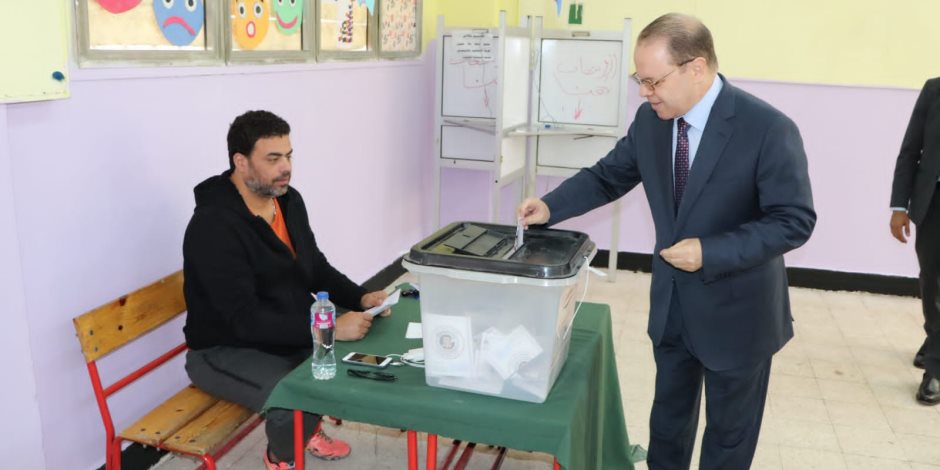 المستشار حمادة الصاوي يدلى بصوته فى الانتخابات الرئاسية بمدرسة فاطمة عنان