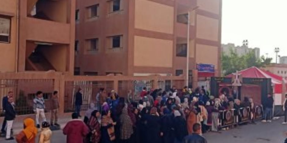 سيدات الأسمرات يحتشدن بكثافة أمام لجان الاقتراع للإدلاء بأصواتهن سيدات الأسمرات يحتشدن بكثافة أمام لجان الاقتراع للإدلاء بأصواتهن