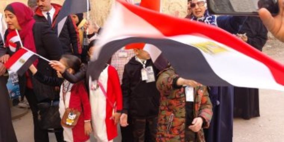 الأطفال يرسمون المستقبل.. يرفعوا أعلام مصر أمام لجان منشأة البكارى فى الجيزة