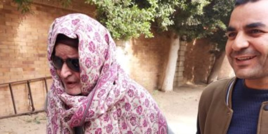 من أمام لجنته.. مسن 93 عاما يوجه رسالة للسيسي: "استحلفك بالله كمل مسيرتك"