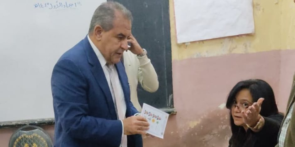 طاهر أبو زيد وزير الرياضة الأسبق يدلى بصوته فى الانتخابات الرئاسية.. صور