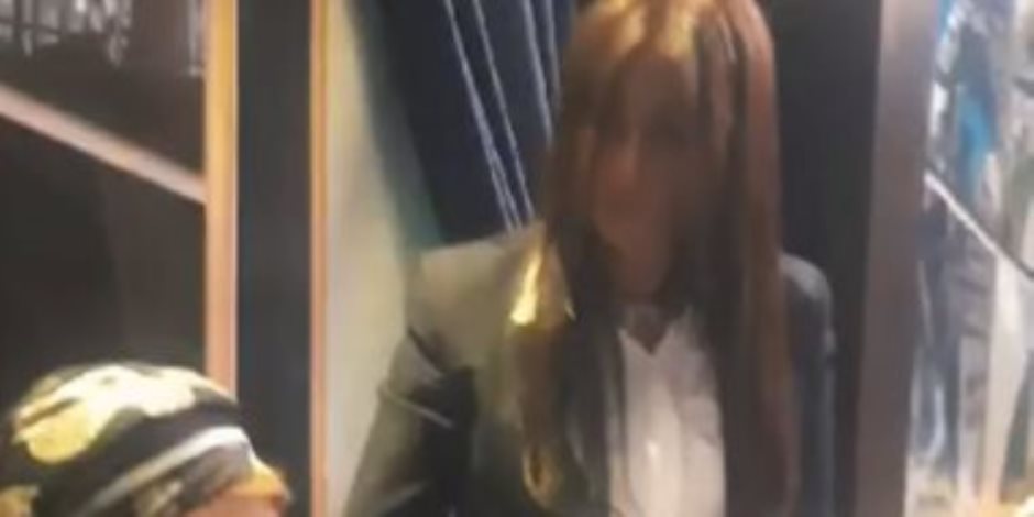 المستشارة مروة هشام بركات تساعد مسنة للإدلاء بصوتها فى انتخابات الرئاسة