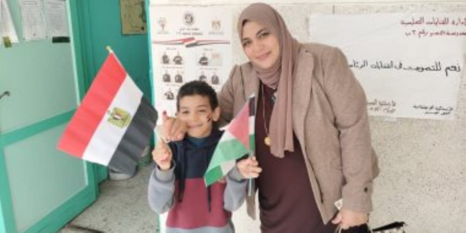مصطحبة نجلها بالعلمين المصري والفلسطيني .. أول مأذونة مصرية تدلى بصوتها فى الشرقية