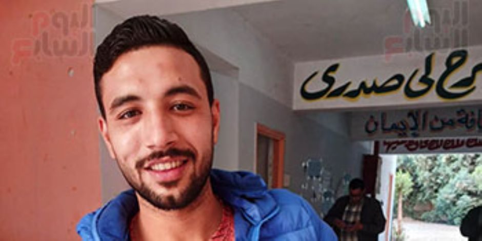من مشاهد العرس الانتخابي .. الرضيع "عمر" أصغر الحاضرين بانتخابات الرئاسة..والداه احتفلا به بالحبر الفسفورى