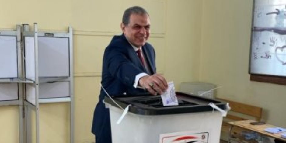 وزير القوى العاملة السابق يدلى بصوته فى الانتخابات الرئاسية (صور)