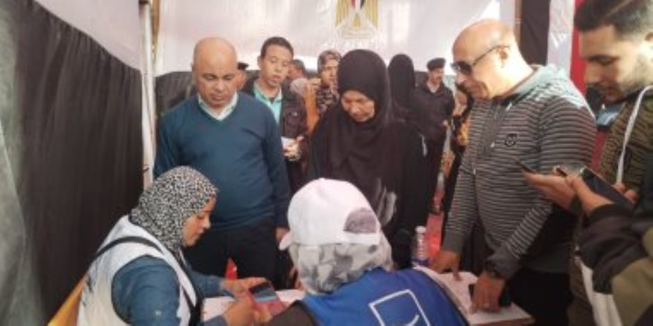 متطوعو مؤسسة حياة كريمة في خدمة المواطنين أمام لجان الانتخابات