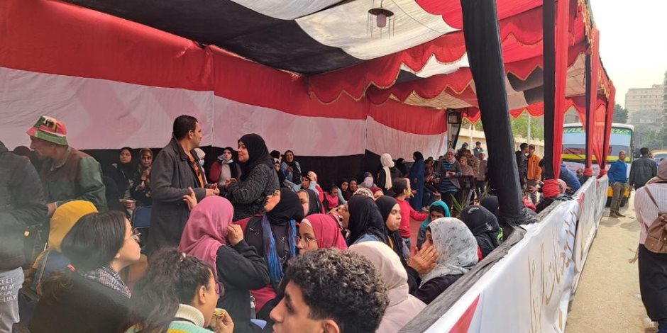 توافد الناخبين للإداء بأصواتهم بانتخابات الرئاسة بمدرسة أوسيم الثانوية
