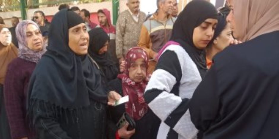 مشهد رائع .. النساء وكبار السن فى مقدمة صفوف الناخبين بمصر القديمة.. صور