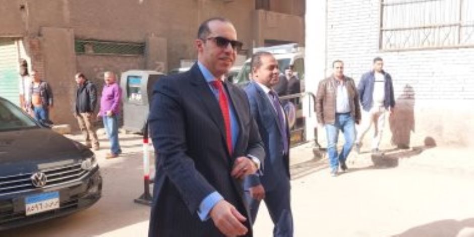 رئيس حملة المرشح عبد الفتاح السيسي يدلى بصوته فى لجنة منشأة البكارى بالجيزة