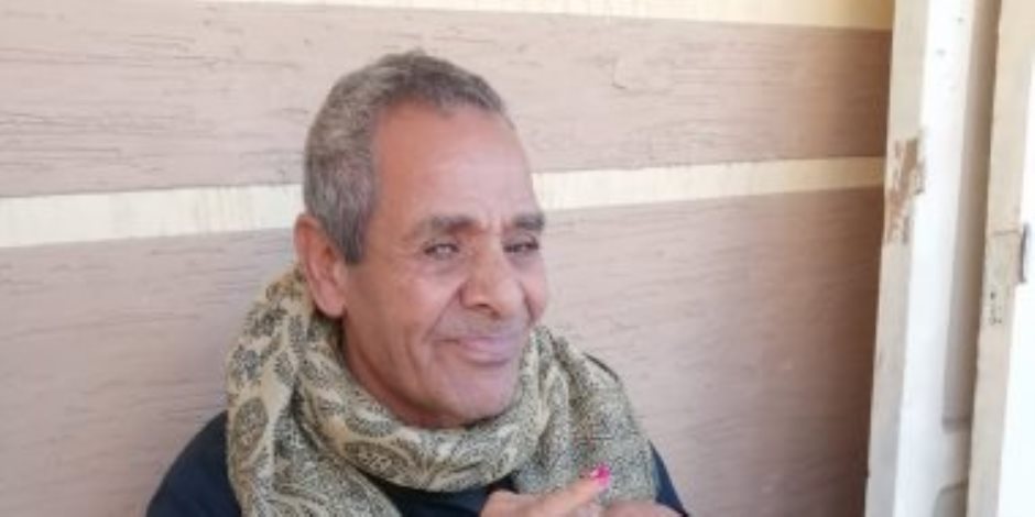 كفيف بعد الإدلاء بصوته فى الانتخابات الرئاسية : نزلت عشان بلدي