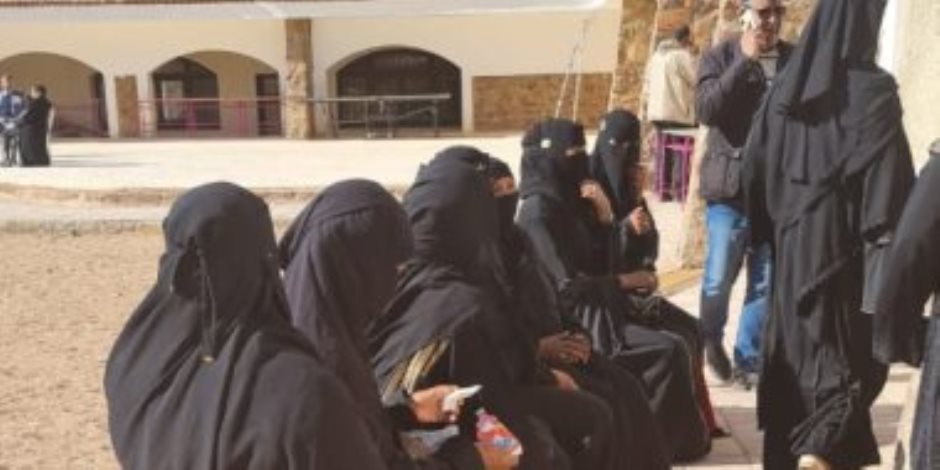 احتشاد السيدات البدويات والرجال بكثافه عالية أمام اللجان الانتخابية في مدينة سانت كاترين بجنوب سيناء
