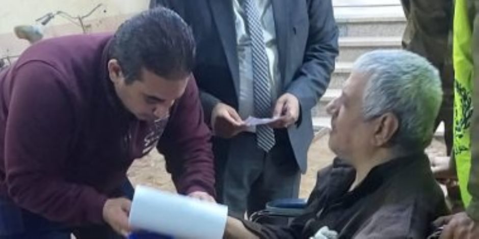 رئيس لجنة بالمنوفية يخرج لمسن لمساعدته فى التصويت لعدم قدرته على الحركة