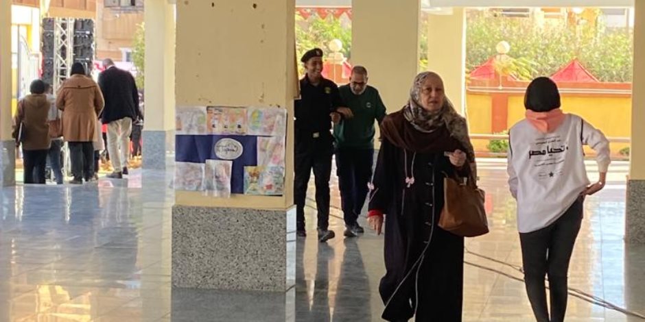 رجال الشرطة في معاونة كبار السن بمشهد بديع خلال الانتخابات الرئاسية