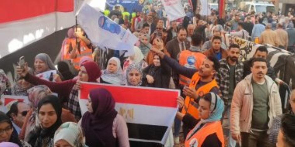 بالأعلام المصرية.. حشود أمام لجان انتخابات الرئاسة فى الشرقية بالأعلام المصرية.. حشود أمام لجان انتخابات الرئاسة فى الشرقية