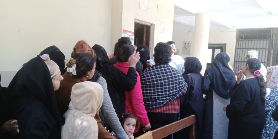 في نجع حمادى ..طوابير للنساء بلجنة الرحمانية قبلى للتصويت بانتخابات الرئاسة في نجع حمادى ..طوابير للنساء بلجنة الرحمانية قبلى للتصويت بانتخابات الرئاسة
