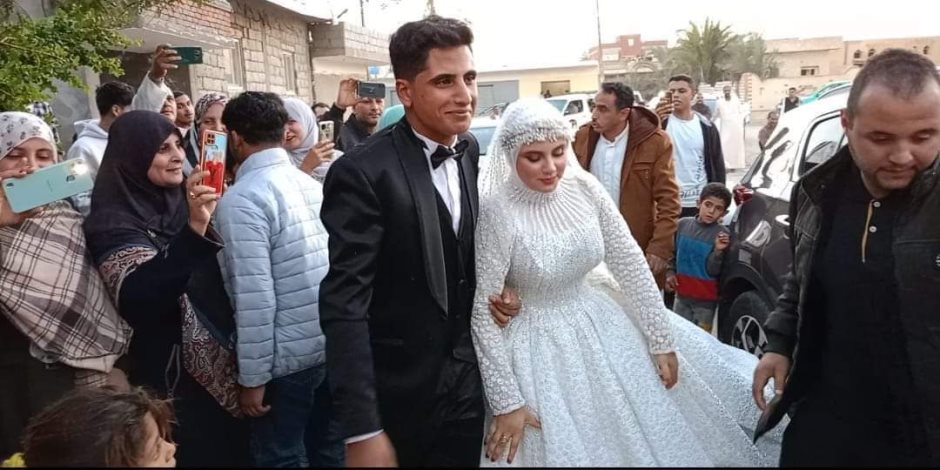 "جواز في حب الوطن" شاب سيناوي وعروسة يشاركان بالانتخابات الرئاسية بملابس الزفاف في بئر العبد