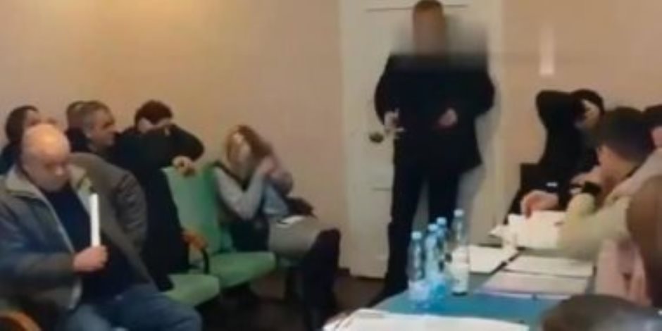مسئول أوكرانى يفجر 3 قنابل يدوية خلال اجتماع للمجلس المحلى فى بلدة ترانسكارباثيا (فيديو)