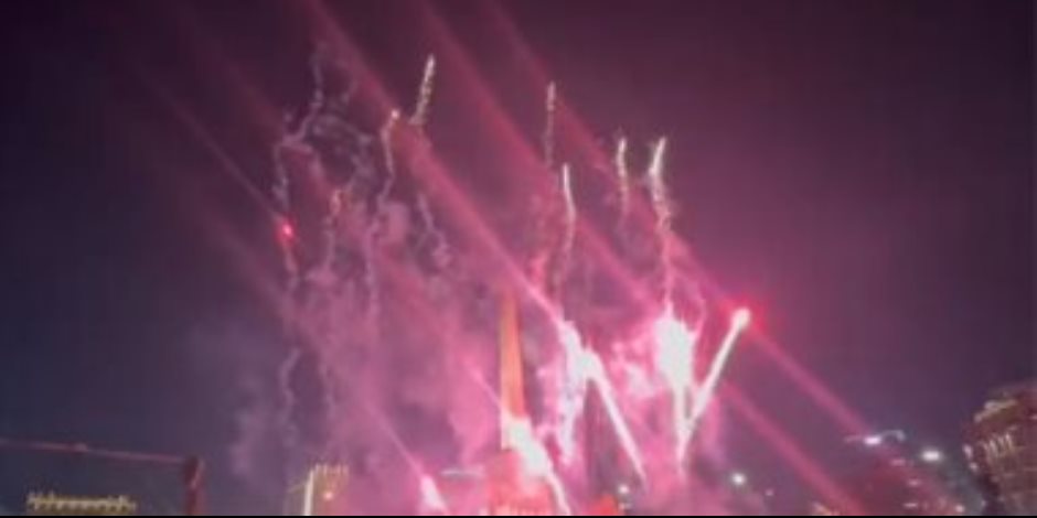 الألعاب النارية تُضىء سماء ميدان التحرير احتفالا بفوز الرئيس السيسى.. فيديو