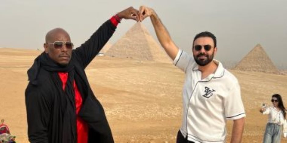تيريس جيبسون ومحمد كريم في زيارة للأهرامات