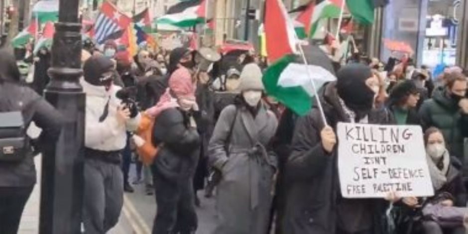 دعما لفلسطين.. مسيرة حاشدة بشارع أكسفورد أشهر شوارع التسوق بلندن (فيديو)