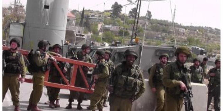 قوات الاحتلال الاسرائيلي تعتقل فلسطينيين من مخيم الجلزون.. والغارات تقتل صحفيا بغزة
