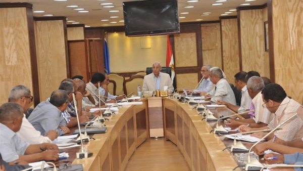  محافظ أسوان يمهل رؤساء المدن أسبوعا للقضاء علي القمامة 