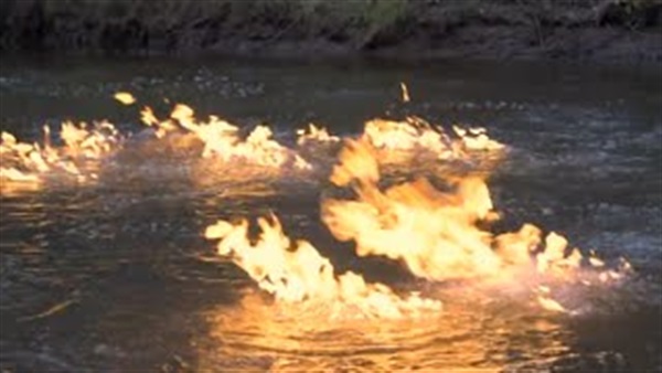 بالفيديو.. إندلاع النيران في نهر بأستراليا بشكل صادم 