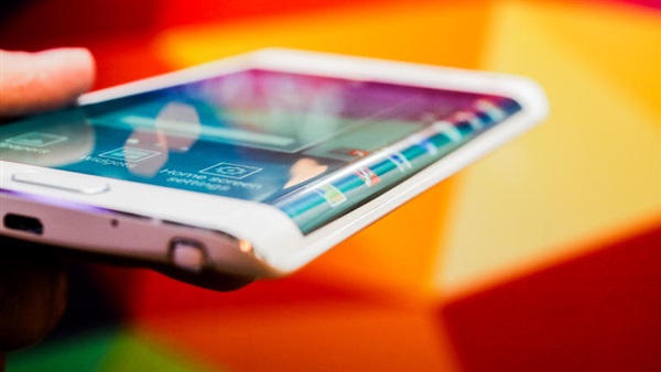 «Galaxy Note 6» يضم شاشة منحنية بحجم 5.8 إنش «Galaxy Note 6» يضم شاشة منحنية بحجم 5.8 إنش