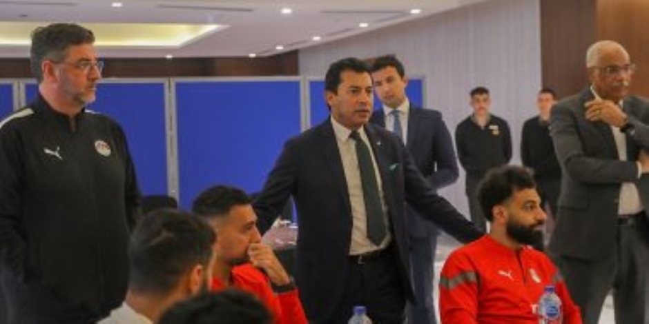 وزير الرياضة يزور معسكر المنتخب قبل السفر إلى كوت ديفوار
