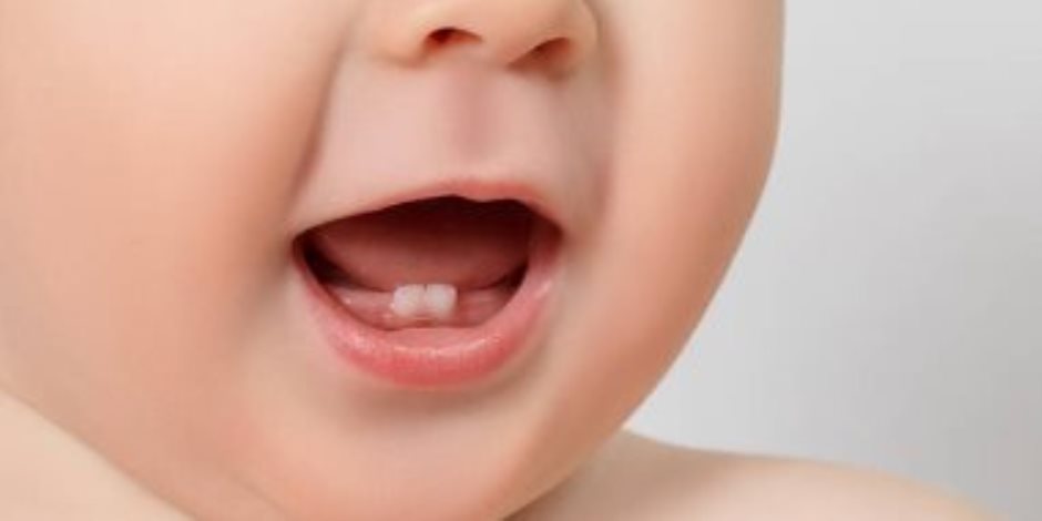 اعرفى ترتيب ظهور الأسنان اللبنية عند طفلك.. طبيب يوضح