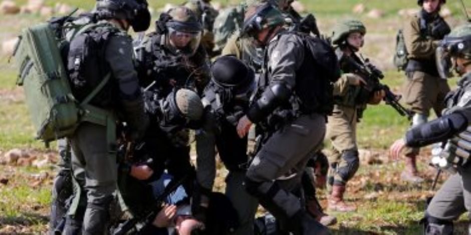 قوات الاحتلال الإسرائيلي تعتقل 55 فلسطينيًا من مناطق الضفة الغربية