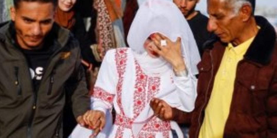 عروسان من غزة يحتفلان بزفافهما داخل خيام النزوح وسط الحرب عروسان من غزة يحتفلان بزفافهما داخل خيام النزوح وسط الحرب