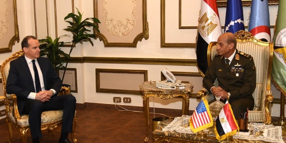 وزير الدفاع يلتقى منسق الشرق الأوسط وشمال أفريقيا لمجلس الأمن القومى الأمريكى