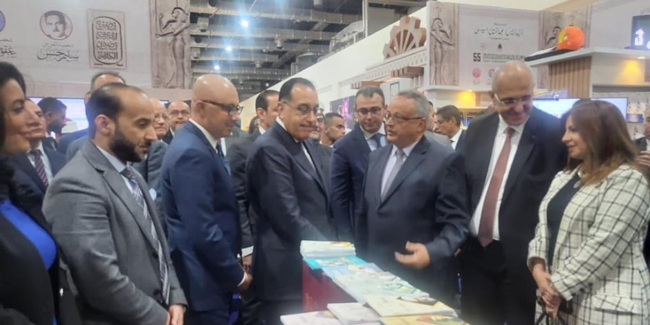 رئيس مجلس الوزراء يتفقد جناح مكتبة الإسكندرية بمعرض القاهرة الدولي للكتاب