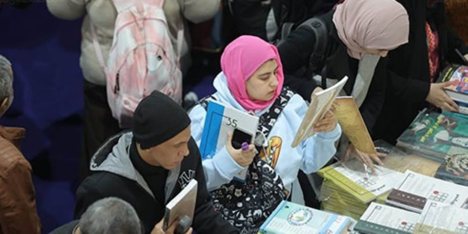 بوابات معرض القاهرة الدولي للكتاب تشهد اصطفافا للجمهور في يومه الأول
