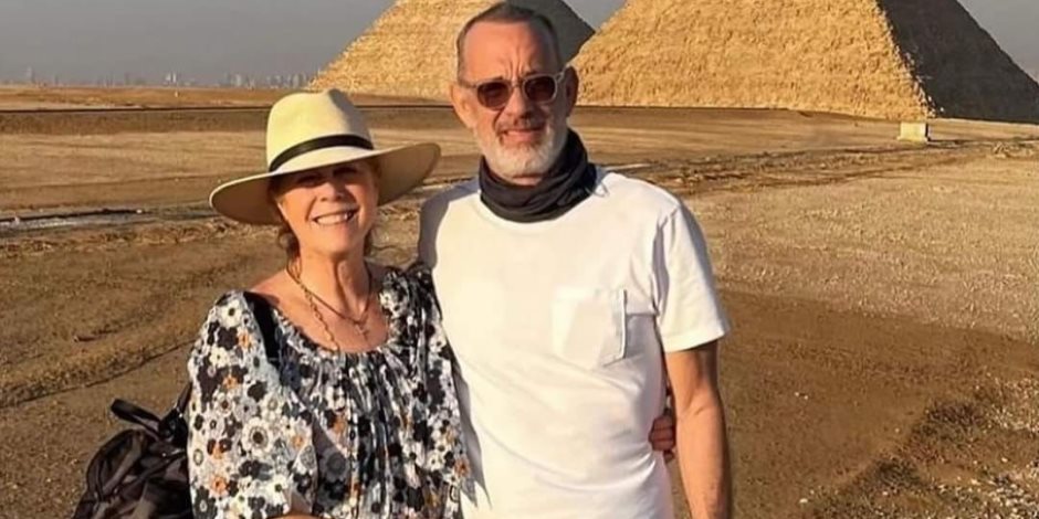  الزيارة الثانية لمصر.. توم هانكس وزوجته أمام الأهرامات