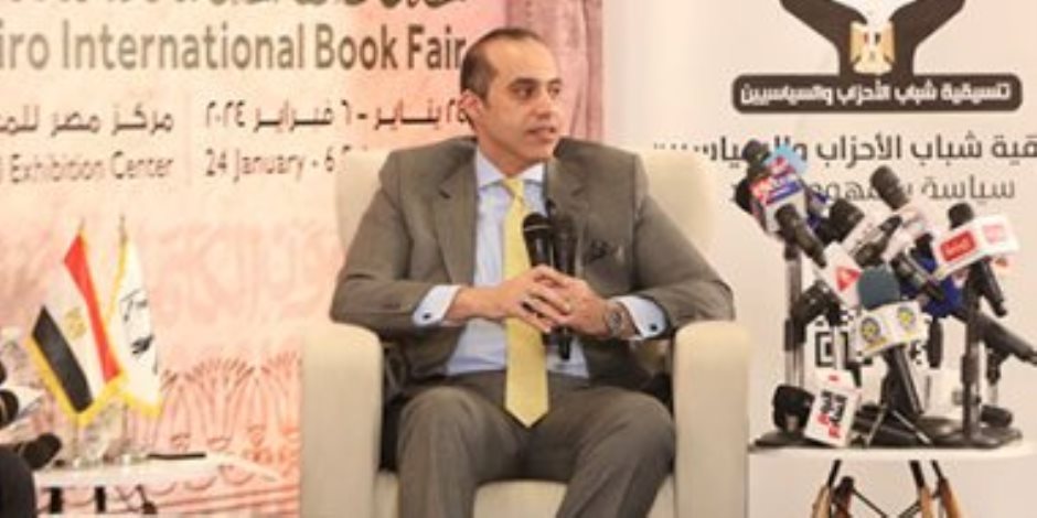 المستشار محمود فوزي ضيف ندوة التنسيقية بمعرض الكتاب