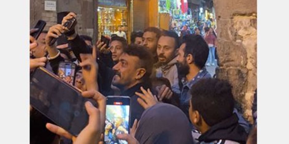 كواليس تصوير مسلسل «حق عرب».. العوضي يلتقط الصور مع الجمهور في شارع المعز