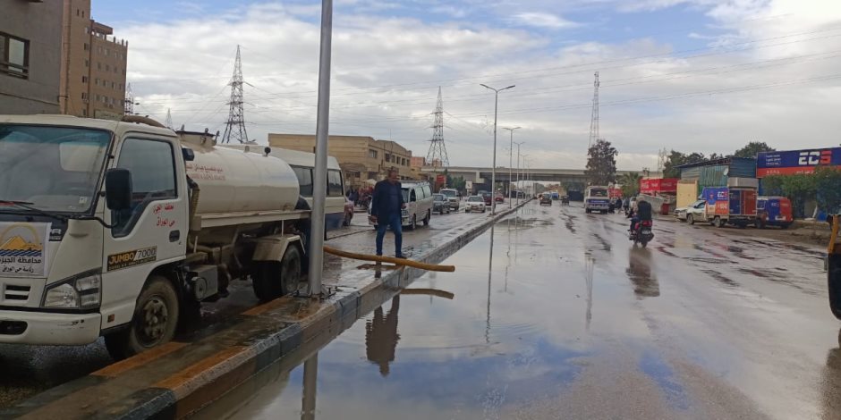 محافظة الجيزة تدفع بمعدات شفط مياه الأمطار بالطرق والمحاور لتسهيل حركة المرور