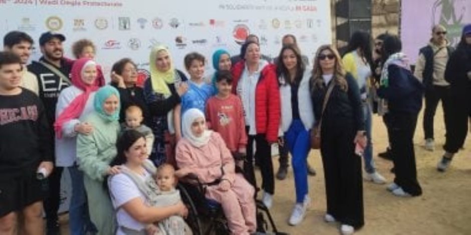 وزيرتا البيئة والتضامن تلتقطان صورا تذكارية مع المشاركين بماراثون run for Gaza بوادي دجلة