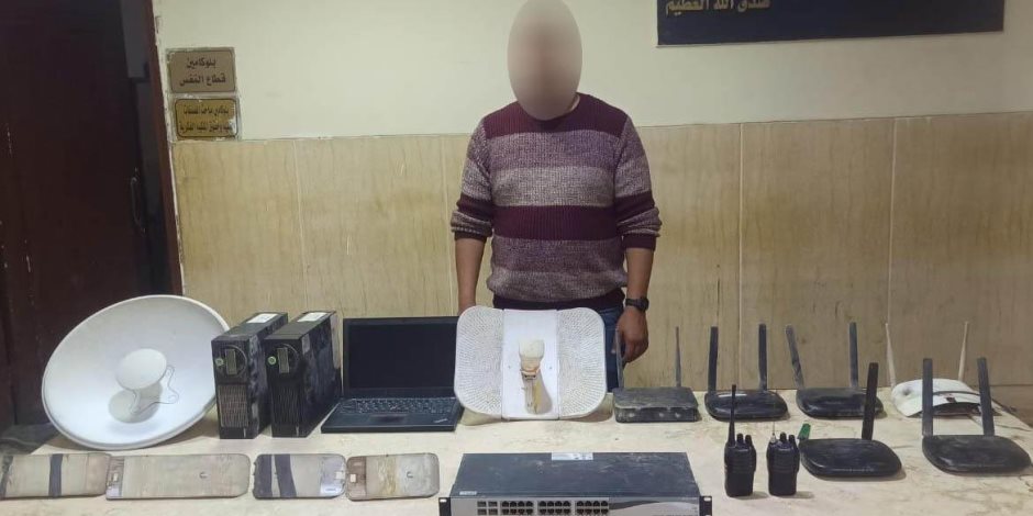 ضبط شخص بالقاهرة لإدارته شبكة لتوزيع خدمات الإنترنت على المواطنين بدون ترخيص