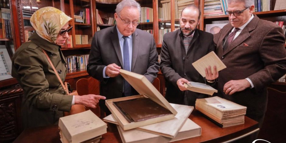 كريمة نجيب محفوظ تهدي مكتبته الخاصة إلى مكتبة الإسكندرية