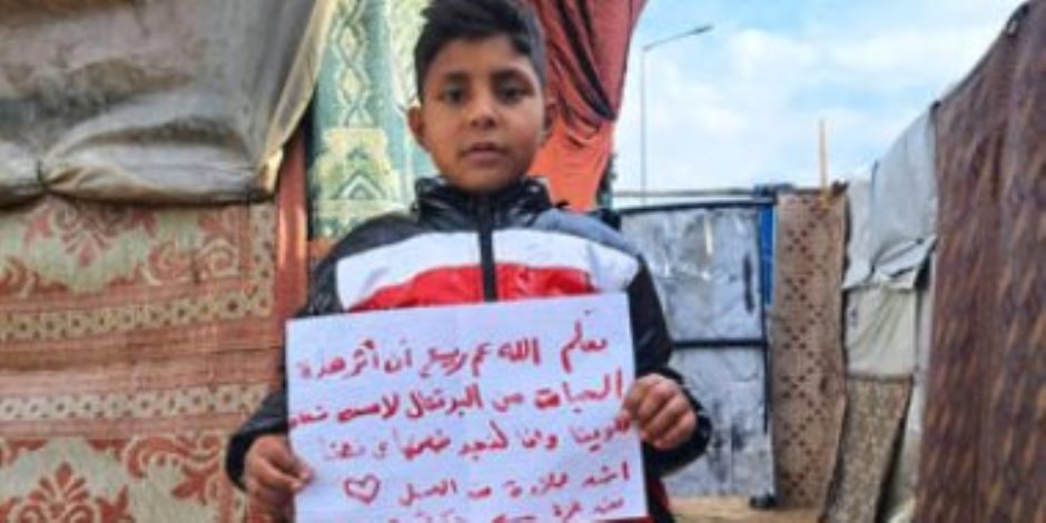 "شكرا عم ربيع على البرتقال".. أطفال غزة من مخيمات النزوح في رفح الفلسطينية