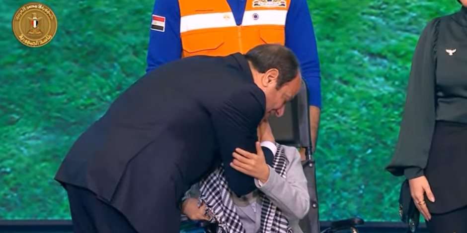 الرئيس السيسي يقبل رأس طفل مصاب فى حرب غزة بحفل "قادرون باختلاف"
