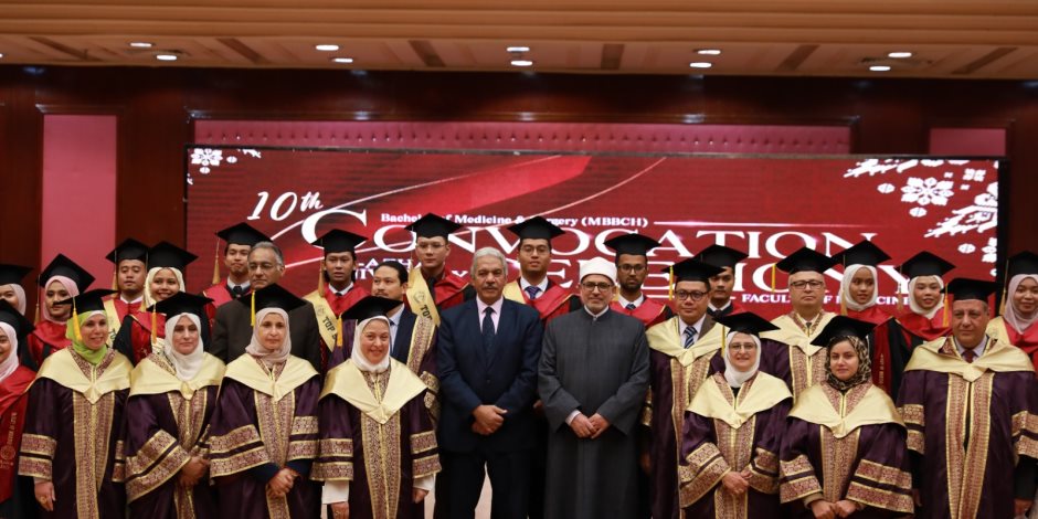 رئيس جامعة الازهر يشهد تخرج دفعة جديدة في كليات الطب بالبرنامج الماليزي 