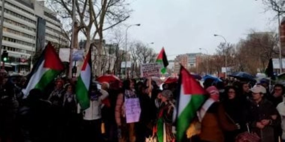 رغم سوء الأحوال الجوية .. مئات النساء فى إسبانيا يتظاهرن ضد مجازر إسرائيل فى غزة
